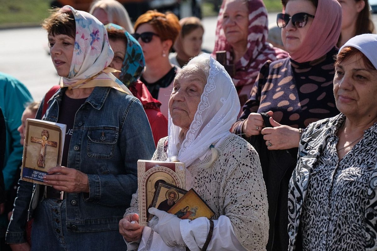 Возле каждого поклонного креста был отслужен молебен.