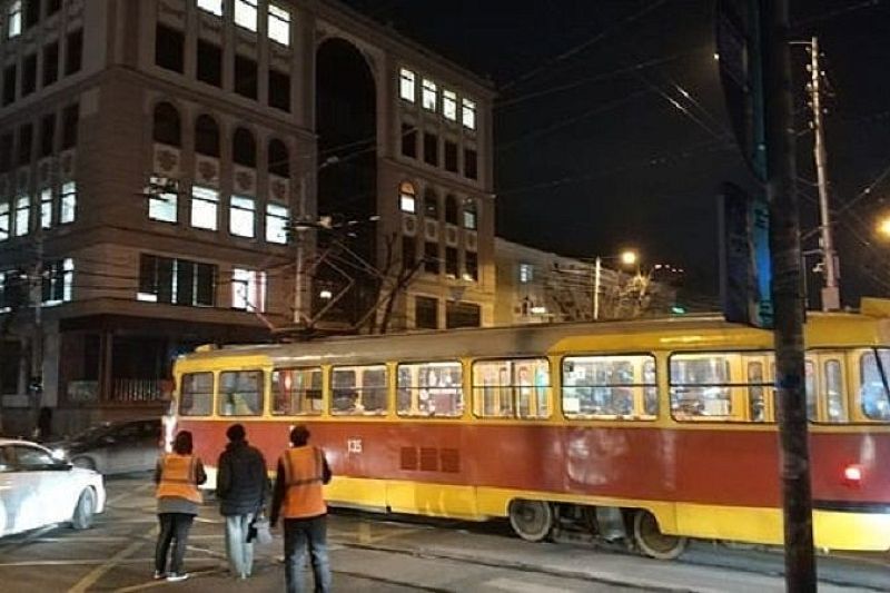 Стоят троллейбусы и трамваи: в центре Краснодара загорелась контактная сеть