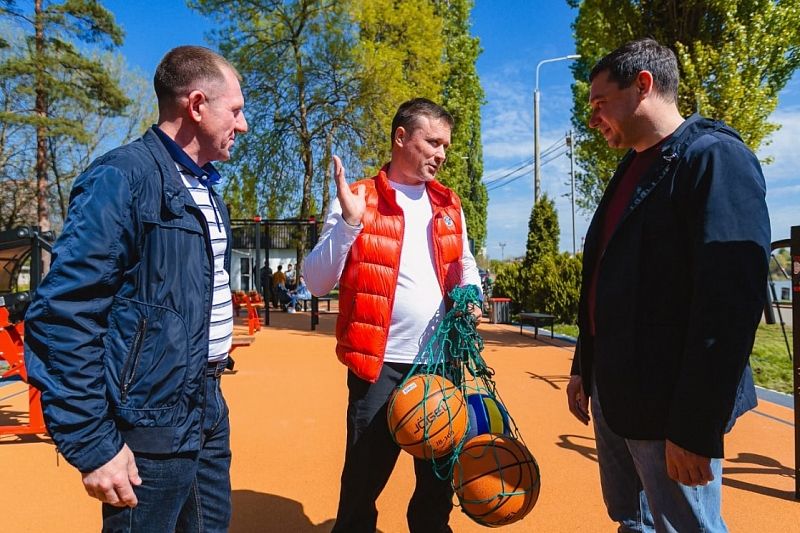 Краснодарский застройщик реконструировал спортплощадку в парке «Солнечный остров»