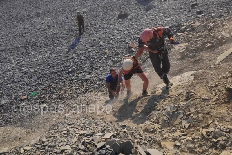 В Анапе на сыпучем склоне застряла туристка из Германии