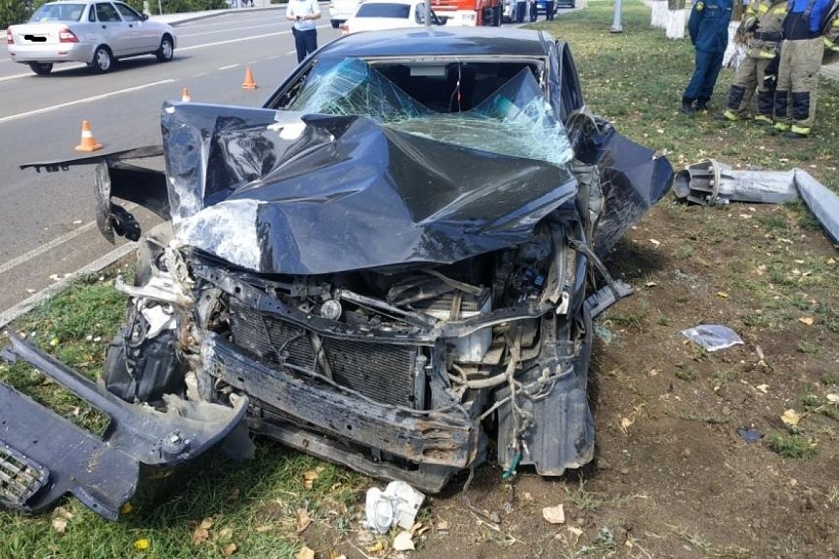 На Кубани пьяная женщина на Toyota Camry врезалась в столб. Ее увезли в больницу