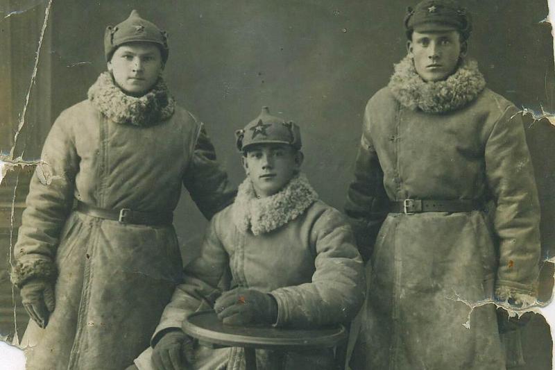 Александр Григорьевич Панов (крайний слева)