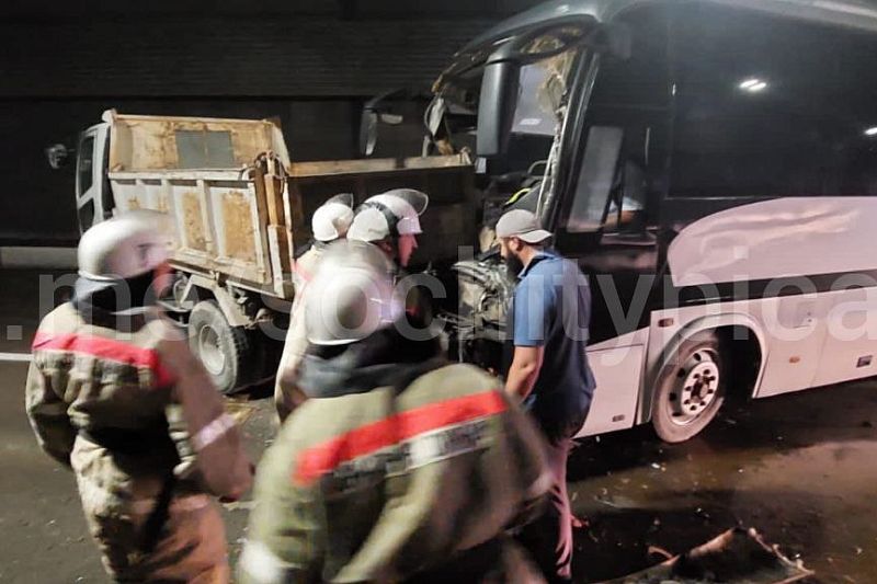 Экскурсионный автобус столкнулся с самосвалом в Сочи. Есть пострадавшие