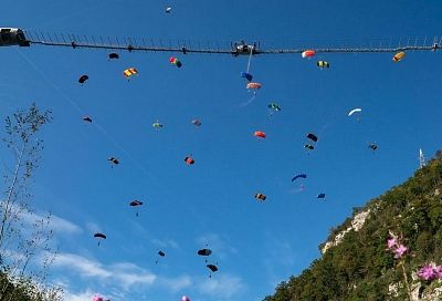 В Сочи установлен новый мировой рекорд в массовом прыжке с моста с парашютом