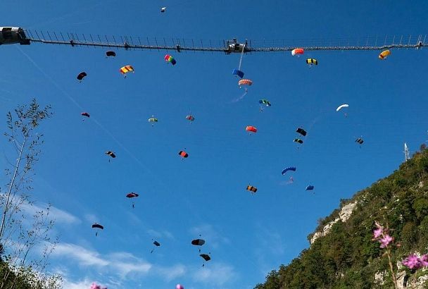 В Сочи установлен новый мировой рекорд в массовом прыжке с моста с парашютом