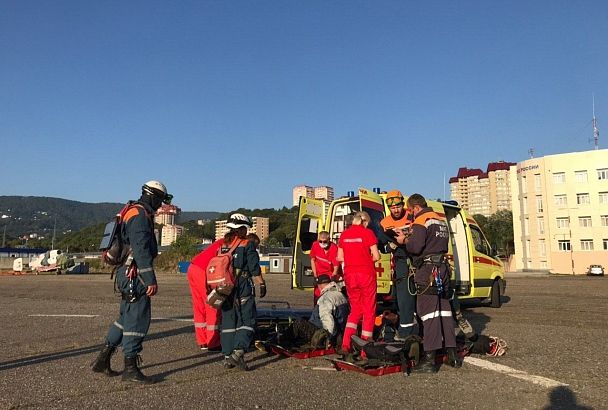 Сочинские спасатели эвакуировали с перевала Аишхо мужчину с обширным инфарктом