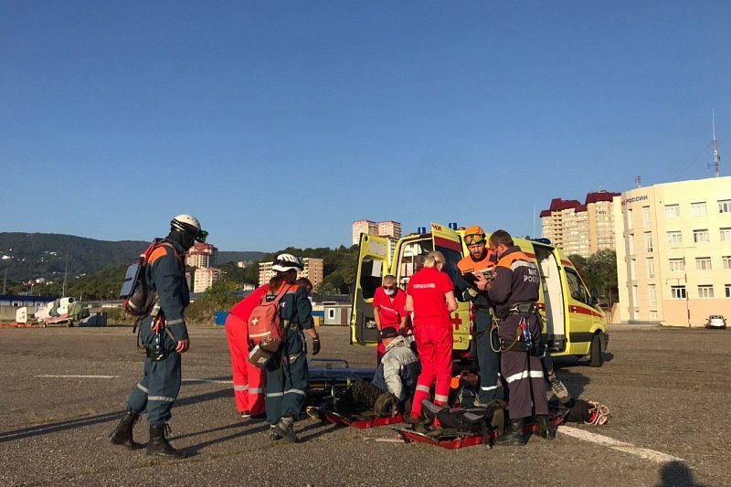 Сочинские спасатели эвакуировали с перевала Аишхо мужчину с обширным инфарктом