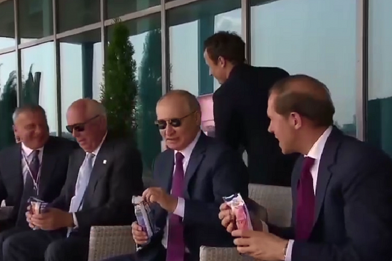 Владимир Путин съел любимое кубанское мороженое на МАКС-2021
