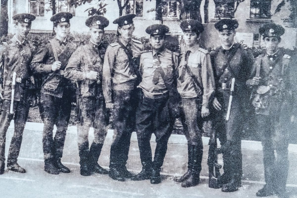 После окончания вуза с красным дипломом Валерий Касьянов  пошел не в аспирантуру, а в Советскую армию. 