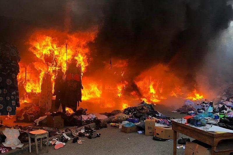 На месте крупного пожара на рынке в Геленджике работают 5 расчетов