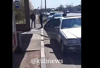 Вооруженный житель Краснодара устроил дорожные разборки