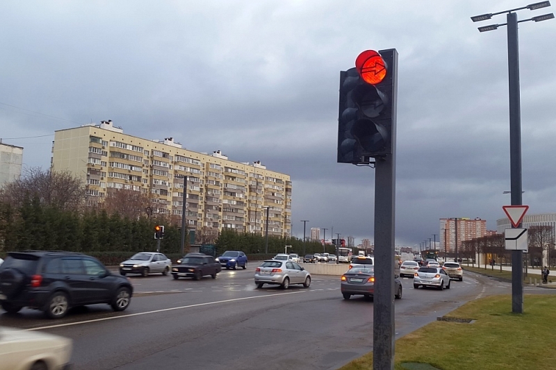 В Краснодаре на трех перекрестках заработали «умные светофоры»