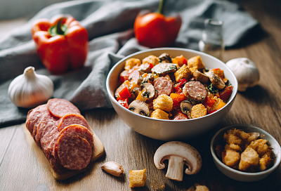 Жарю шампиньоны без масла, режу колбасу брусочками — и за считанные минуты собираю салат «шедевр»!