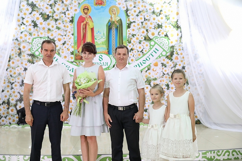 Губернатор Кубани Вениамин Кондратьев вручил медаль «Родительская доблесть» 15 многодетным семьям 