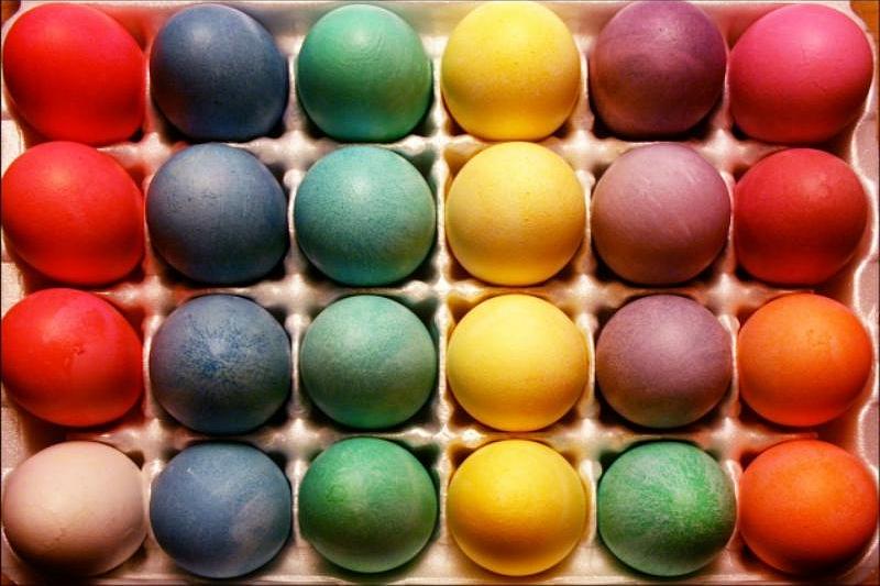 Сегодня пасхальные яйца можно встретить любого окраса, но их традиционный цвет – красный.