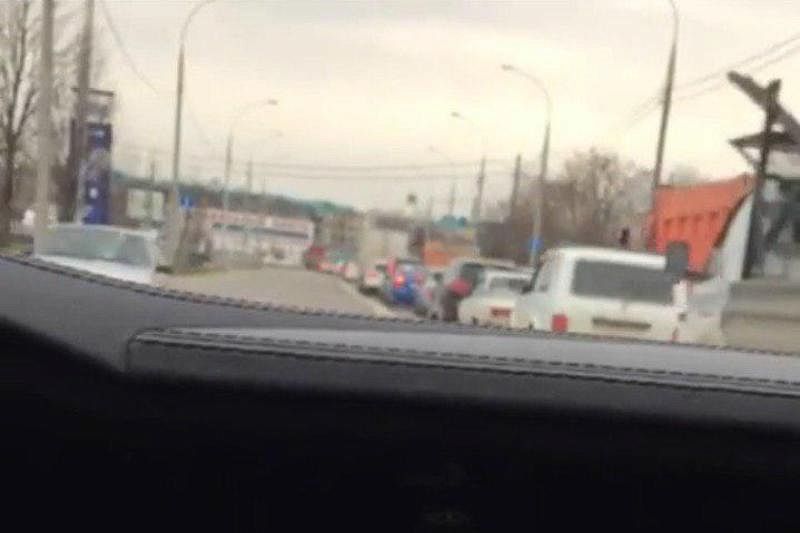 Полиция Краснодара ищет водителя, обгонявшего пробку по встречной полосе (видео)