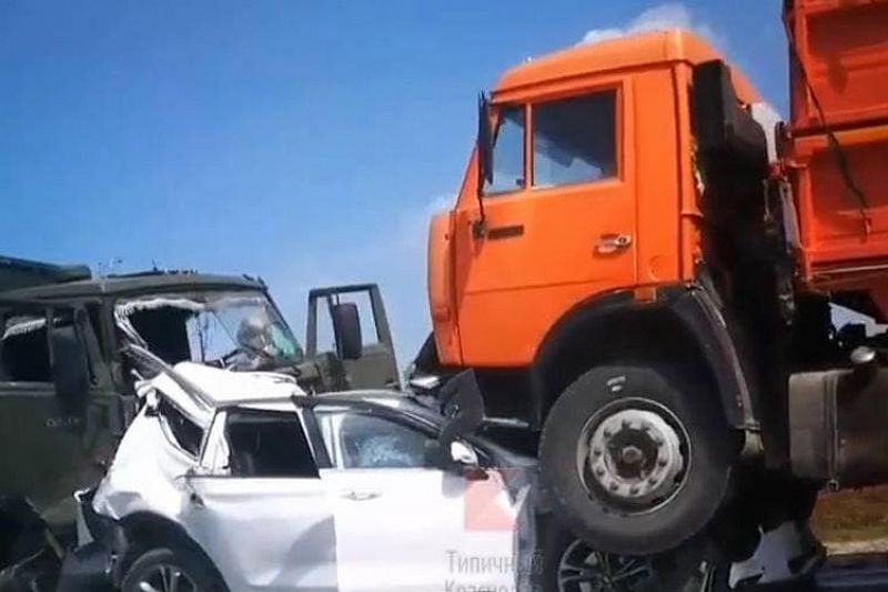Массовое ДТП на Кубани: столкнулись 13 автомобилей, три человека в больнице