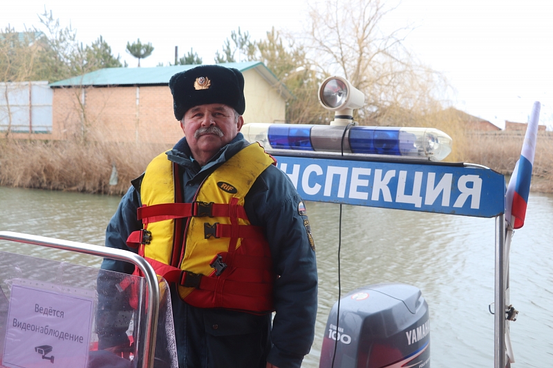 В Краснодарском крае сотрудники МЧС спасли замерзающего в плавнях рыбака