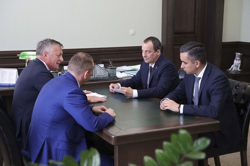Председатель ЗСК Юрий Бурлачко провел рабочую встречу с гендиректором ООО «Газпром межрегионгаз» Сергеем Густовым