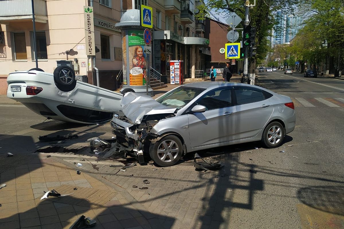 В Краснодаре в результате ДТП перевернулась иномарка. Пострадала женщина