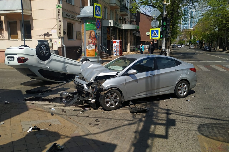 В Краснодаре в результате ДТП перевернулась иномарка. Пострадала женщина