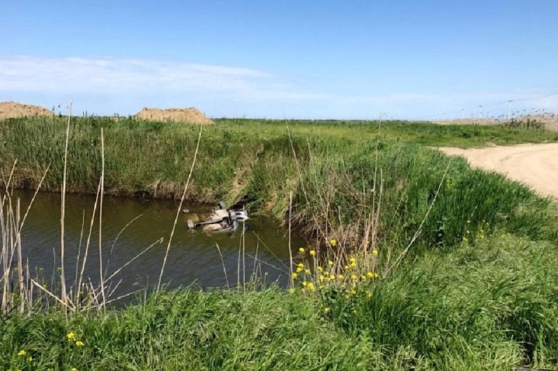 В Краснодарском крае легковушка рухнула в канал. Погиб водитель