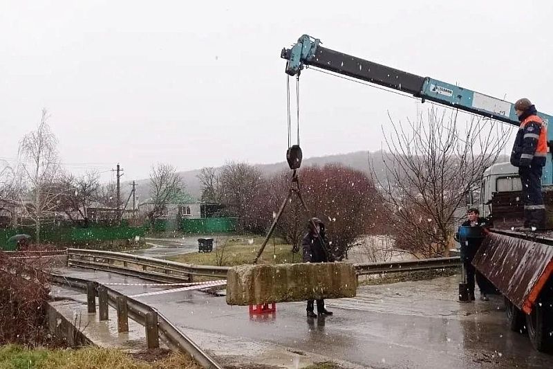 В Крымском районе сильный поток воды частично разрушил мост через реку