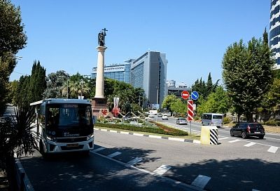 В Сочи 10 автобусных маршрутов изменили движение из-за перекрытия дорог