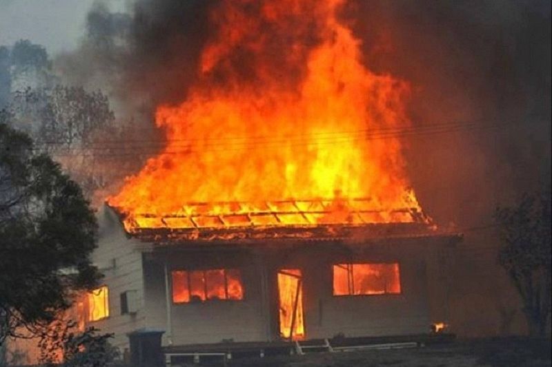 Два человека погибли при пожаре в двухэтажном доме