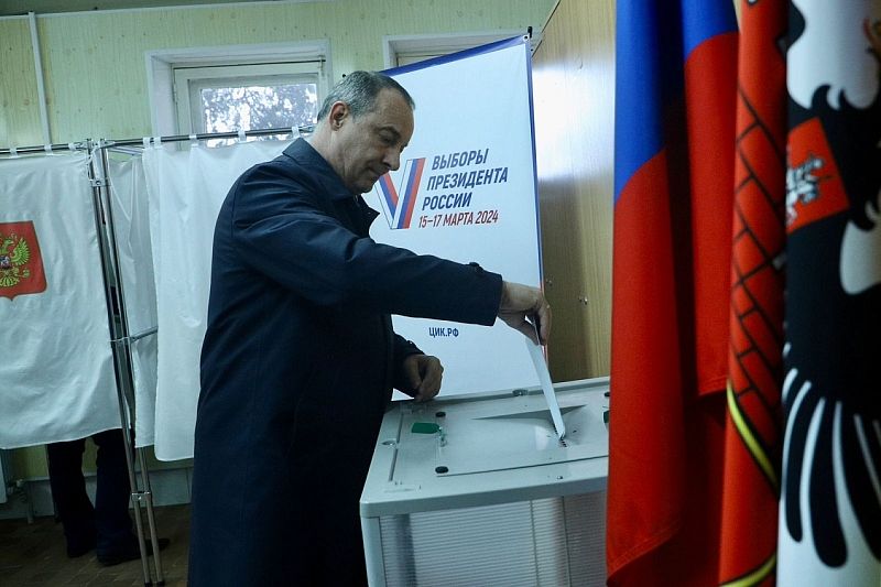 Председатель Законодательного Собрания Краснодарского края Юрий Бурлачко проголосовал на выборах президента России