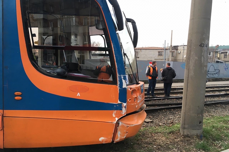 В Краснодаре произошло ЧП с учебным трамваем из-за попавшего под колеса постороннего предмета