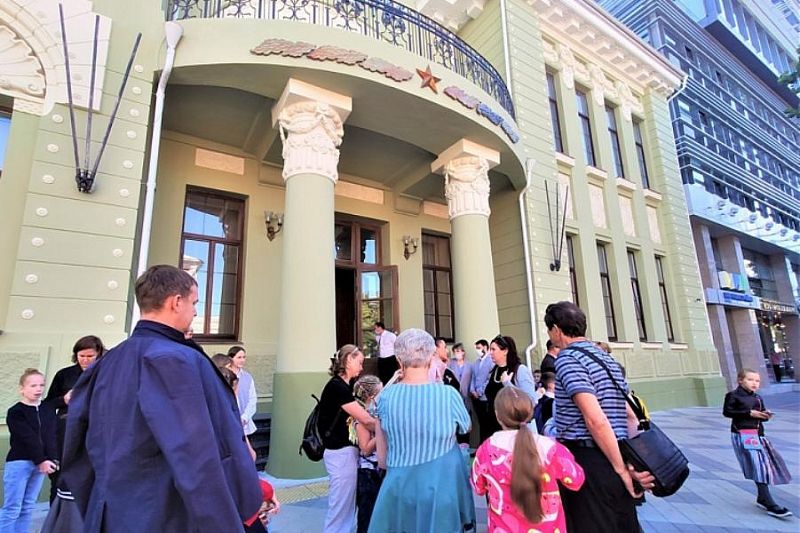 Школьники посетили спектакль «Ночные ведьмы» в Театре Защитника Отечества в Краснодаре