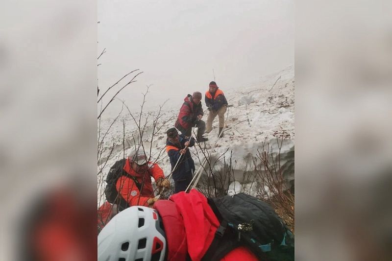 В горах Сочи турист из Петербурга провалился под снег в ручей и сломал лодыжку