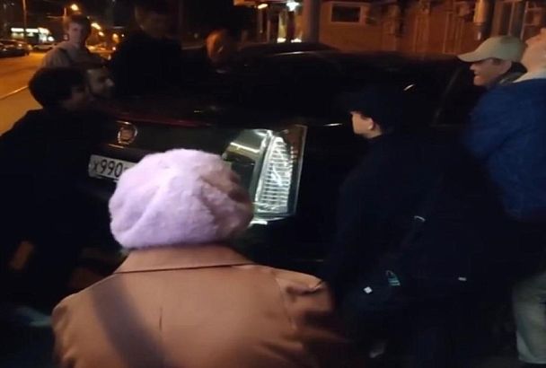 Пенсионерка против «Кадиллака»: в Краснодаре припаркованный автомобиль заблокировал движение трамвая