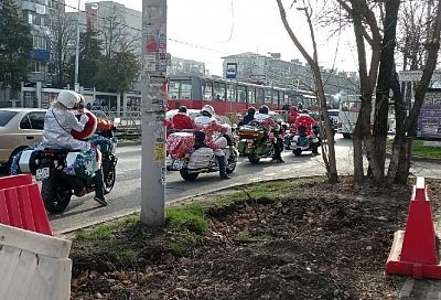 Новогодний мотопробег Дедов Морозов и Снегурочек прошел в Краснодаре