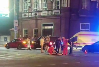 В центре Краснодара 19-летний самокатчик проехал на красный свет и попал под машину