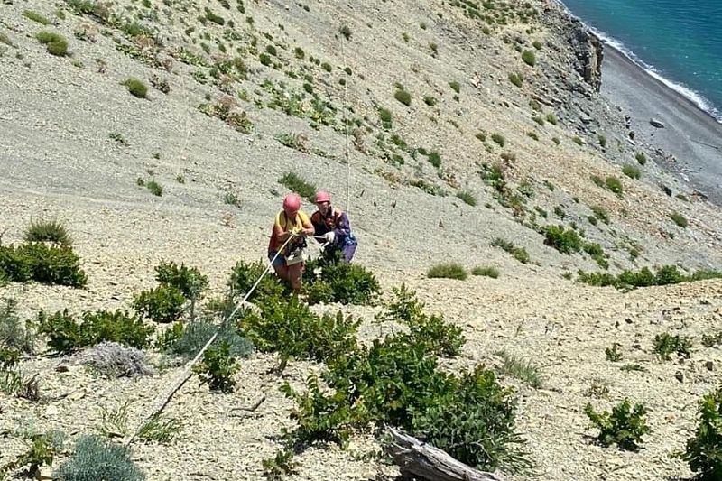 Спасатели помогли застрявшим на крутом склоне в Утрише туристам