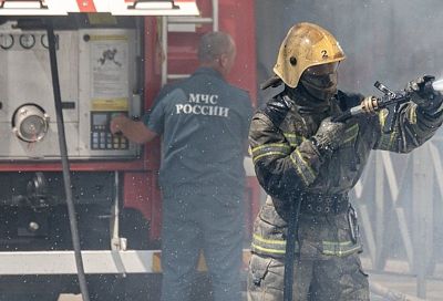 Склад загорелся неподалеку от Славянского кладбища в Краснодаре