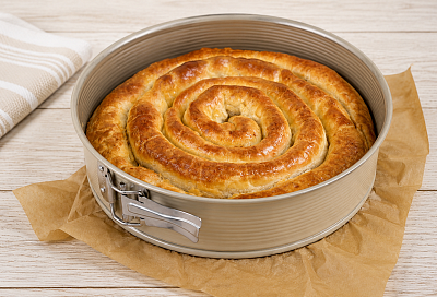 Сворачиваем слоёное тесто с куриным фаршем в спираль: мясной пирог выходит сочным и румяным