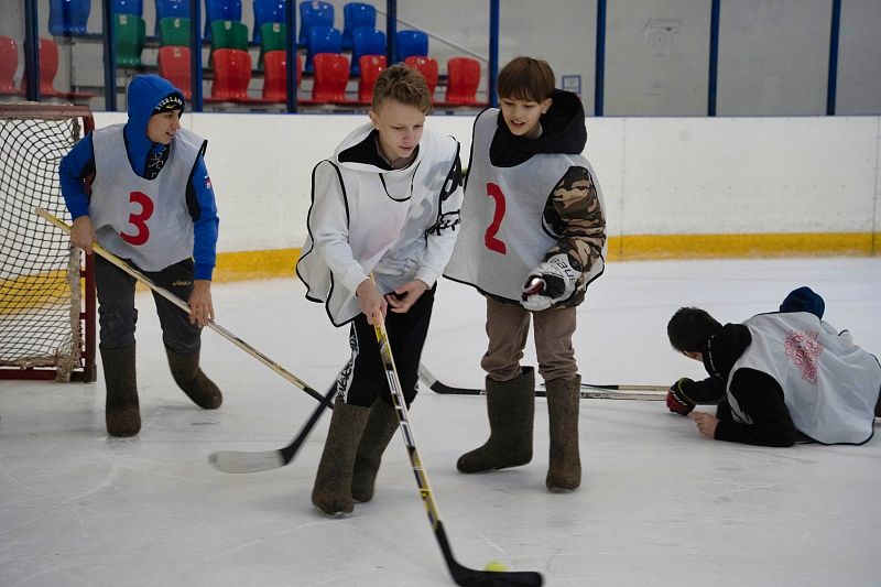 Хоккей в валенках: на Кубани провели необычный турнир на льду