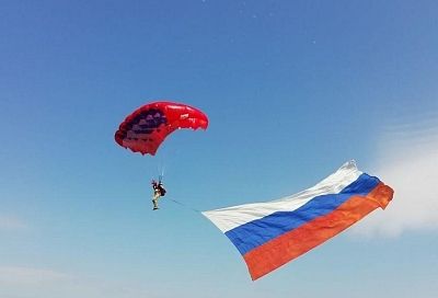Мотопарапланеристы пролетят над Краснодаром с флагами России