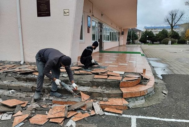 В поселке Новомихайловском стартовал ремонт Центра культуры и досуга