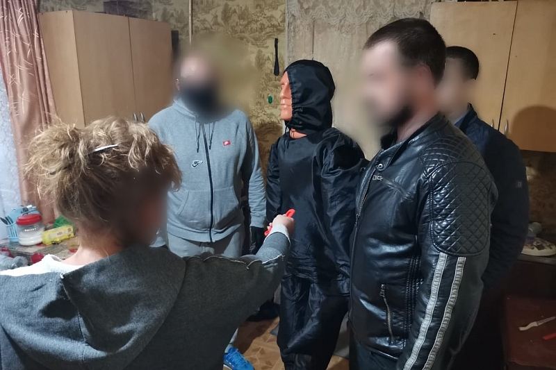 В Краснодарском крае женщина во время застолья убила своего сожителя ударом ножа в грудь