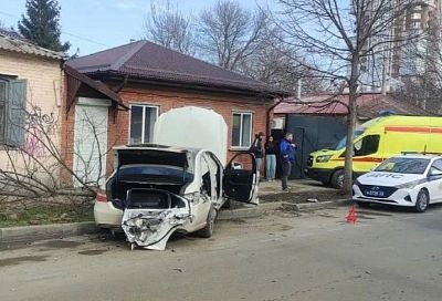 «Мерседес» врезался в трамвай и улетел в дерево в центре Краснодара. Есть пострадавшие
