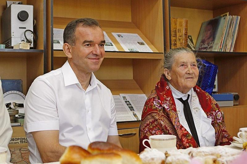 Губернатор Краснодарского края поздравил свою первую учительницу с профессиональным праздником