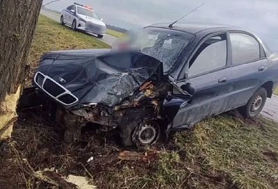 Водитель иномарки врезался в дерево на Кубани и сбежал с места ДТП. Его пассажир погиб