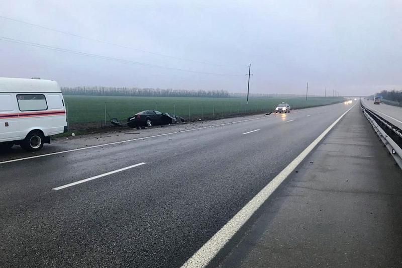 В Краснодарском крае погиб водитель иномарки, врезавшей с попутный грузовик