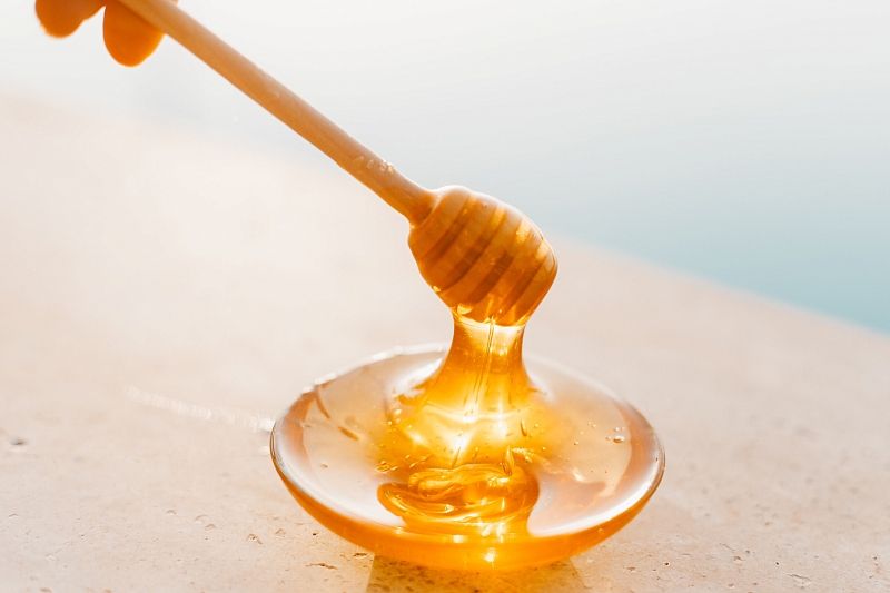 Как сделать из меда домашнее средство для красоты кожи, волос и губ  