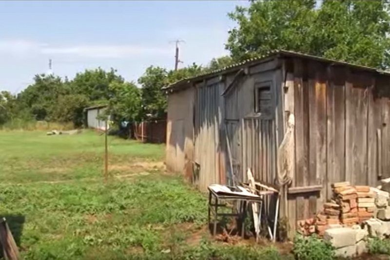 СК опубликовал видео дома в Краснодарском крае, где отец держал на цепи 10-летнего сына