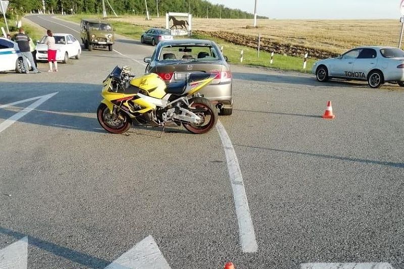 В Мостовском районе водитель мотоцикла устроил ДТП на встречке